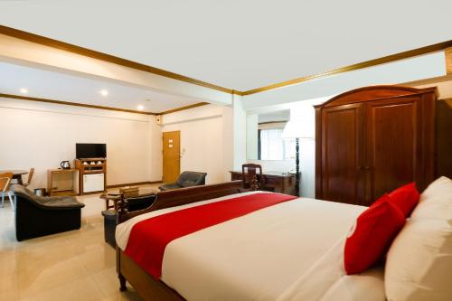 een slaapkamer met een groot bed en een woonkamer bij OYO 870 12 PM Bangkok in Bangkok
