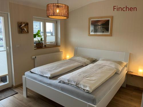 een bed in een slaapkamer met 2 kussens erop bij Iflands Hof in Brehme