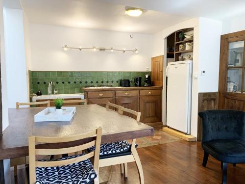 eine Küche mit einem Holztisch und einem Kühlschrank in der Unterkunft Le tertre Chartrain - Maison de ville en plein centre de Chartres in Chartres