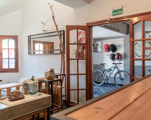 Habitación con espejo y bicicleta en la pared en HOSTEL La Casa de Li - En en Chilecito