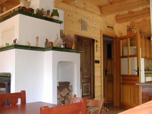- une salle à manger avec une cheminée dans une cabane en rondins dans l'établissement Jesenická Chalupa, 