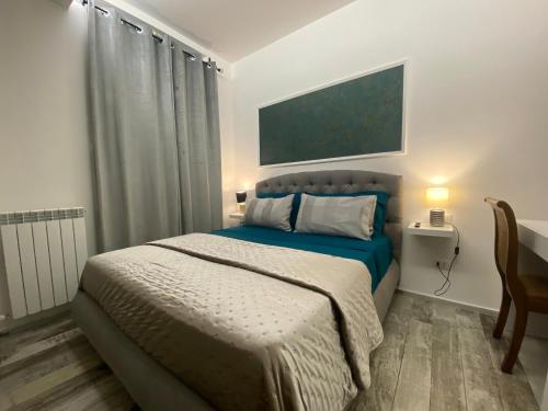 Schlafzimmer mit einem Bett, einem Tisch und einem Schreibtisch in der Unterkunft Testaccio, Alessandro Volta, camera indipendente in Rom