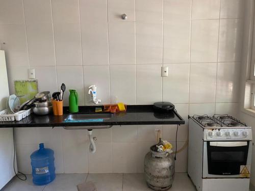 una pequeña cocina con fogones y encimera en Casa em Ubu, en Anchieta