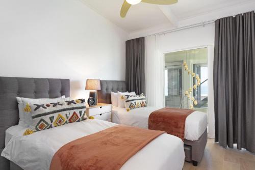 Ένα ή περισσότερα κρεβάτια σε δωμάτιο στο Atlantic Sky Villa