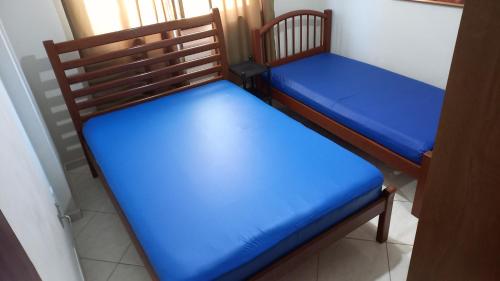 a pair of twin beds in a room at Apartamento na Prainha, de um quarto! in Arraial do Cabo