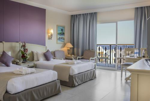 Postel nebo postele na pokoji v ubytování Concorde El Salam Sharm El Sheikh Front Hotel