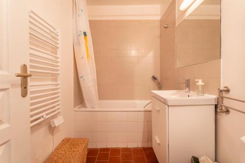 une salle de bain avec une baignoire, un lavabo et une douche dans l'établissement Charmant Studio au Cœur du Centre Historique, à Aix-en-Provence