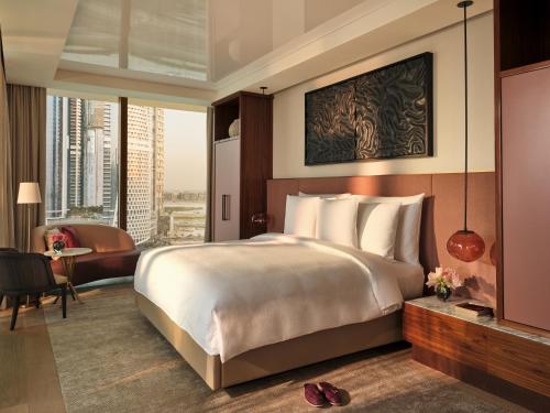 En eller flere senge i et værelse på The Lana - Dorchester Collection