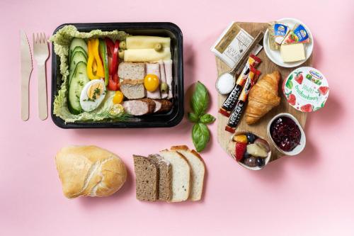 a lunch box with food and bread and other foods at Apartamenty Krokusowa Dolina in Kościelisko