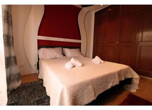 a bedroom with a bed with two towels on it at Apartamento Carmix in Portimão