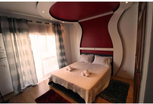een slaapkamer met een bed met twee knuffels erop bij Apartamento Carmix in Portimão
