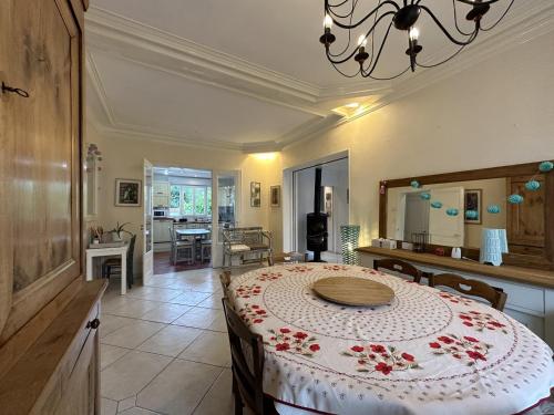 ein Esszimmer mit einem Tisch und ein Zimmer mit einer Küche in der Unterkunft La Maison des Lumières in Chartres