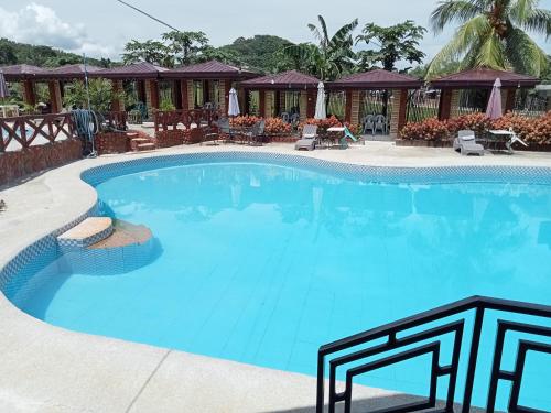 uma grande piscina com água azul em Beup Inland Resort 
