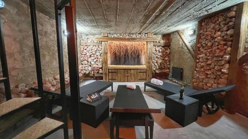 a room with a table and chairs and a television at Gojka Apartamenty in Piekielnik