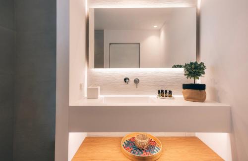 łazienka z umywalką i lustrem w obiekcie Adama Mykonos Boutique Hotel w mieście Mykonos