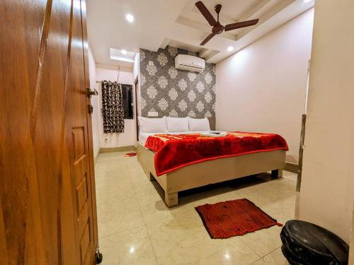 a bedroom with a bed and a ceiling fan at HOTEL SUN CITY in Puri