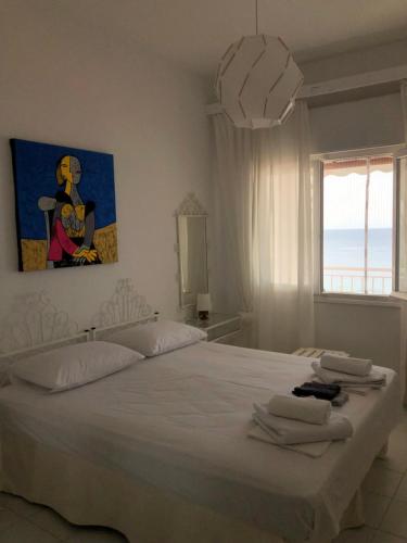 Postel nebo postele na pokoji v ubytování Cozy Seaview Apartment