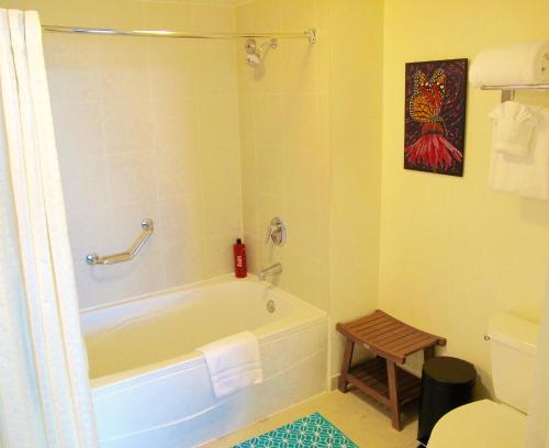 y baño con bañera y aseo. en Balcony Ocean View ! Pool - WiFi - Gym - Parking, en Miami