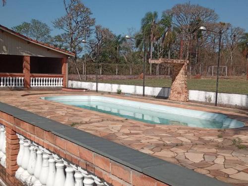 uma piscina com uma parede de tijolos e um tijolo em casa c/4 dormitórios e piscina em Botucatu