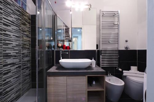 y baño con lavabo y aseo. en PrimoPiano - Palmaria, en Milán
