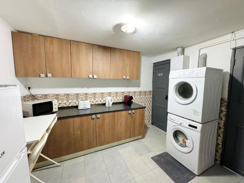 kuchnia z pralką i pralką w obiekcie Low Cost Arroios Rooms w Lizbonie