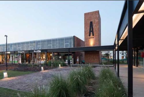 ein Gebäude mit einem Buchstaben an der Seite in der Unterkunft Casa Deco con Pileta, Asador y Cochera in Cordoba