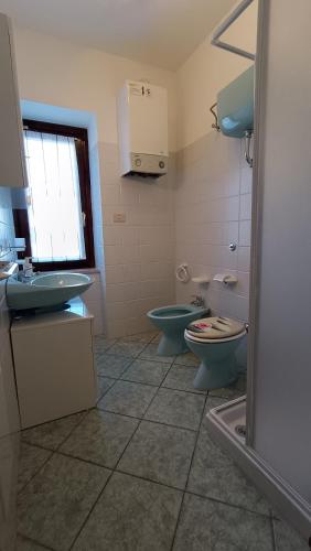 baño con 2 aseos y lavamanos en Sweet home, en San Massimo