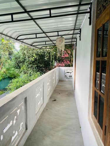 une passerelle menant à un bâtiment avec plafond dans l'établissement Enjoy Villa Weligama, à Weligama