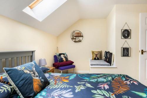 ein Schlafzimmer mit einem Bett mit einer blauen Bettdecke in der Unterkunft Modern 3 bedroom home *EVcharging* Garden, Parking in Darlington