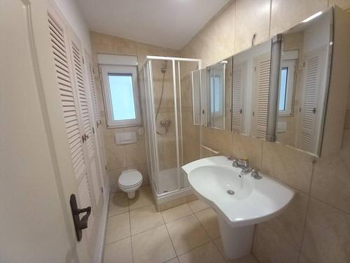 a bathroom with a sink and a shower and a toilet at Apartamento Montemar I REA-MON2 in Castellón de la Plana