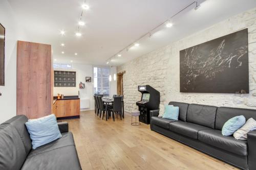 un salon avec un canapé et une table dans l'établissement mandar 14, à Paris