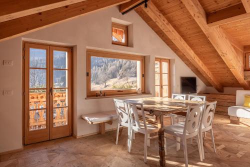 ein Esszimmer mit einem Tisch und Stühlen in der Unterkunft Casa Campo 21 in Cortina d'Ampezzo