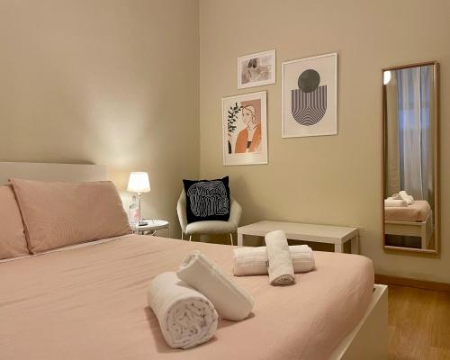 een slaapkamer met een bed met handdoeken erop bij Policlinico Apartment in Rome