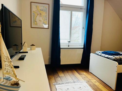 a small room with a desk and a window at Kapitänshaus an der Warnow mit Sauna in Rostock