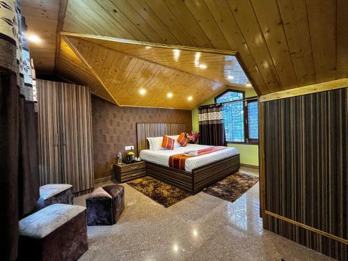um quarto com uma cama e um sofá num quarto em Puri's BnB em Shimla