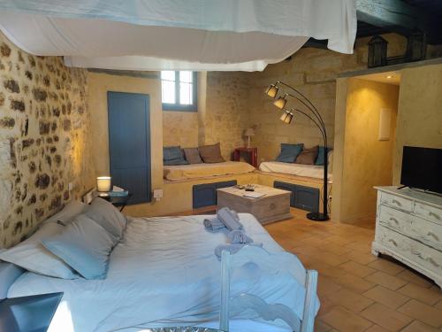 une chambre avec un grand lit dans une pièce dans l'établissement Les suites de charme du Portalet, à Uzès