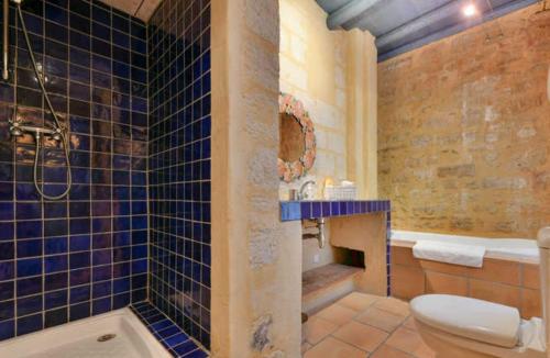 une salle de bain avec toilettes et baignoire dans l'établissement Les suites de charme du Portalet, à Uzès