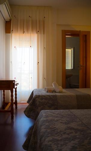 Ένα ή περισσότερα κρεβάτια σε δωμάτιο στο HOSTAL CACHE