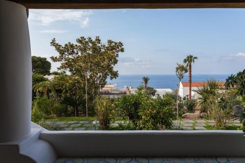a view of the ocean from a bath tub at Frangimare - La Malandrina in Malfa