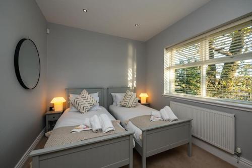 um quarto com 2 camas e uma janela em 6* Lux 2 Bed Cottage on Island Near Lake District em Caton