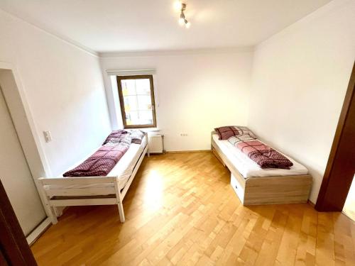 2 Betten in einem Zimmer mit Holzböden in der Unterkunft Monteurwohung Leoben, Uni, LCS in Judendorf