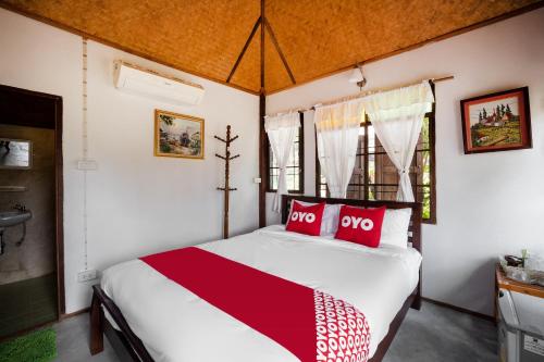 Postel nebo postele na pokoji v ubytování OYO 766 Zompo Baan Din Resort