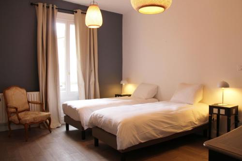 une chambre avec un lit, une chaise et une fenêtre dans l'établissement Marceau - view on Cathedral and Place des Epars, à Chartres