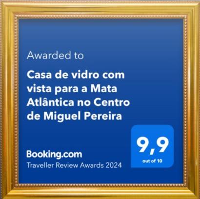 ミゲウ・ペレイラにあるCasa de vidro com vista para a Mata Atlântica no Centro de Miguel Pereiraの金枠絵