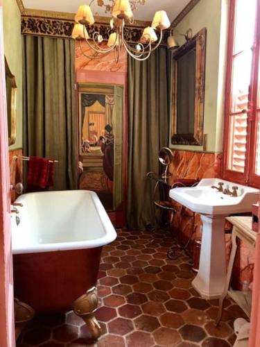 une grande salle de bain avec une baignoire et un lavabo dans l'établissement Sublime appartement Bordeaux Hôtel de Ville, à Bordeaux