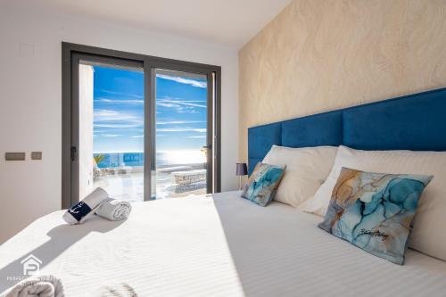 Un dormitorio con una cama con vista al mar. en Luxury penthouse with huge terrace and sea and golf views, en San Roque