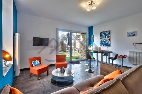 un salon avec un canapé et une table dans l'établissement LocaLise - M2A - Ty Maen Gouloù - Maison avec extérieur entièrement clos - Proche du centre et du port - Draps inclus - Animaux bienvenus, au Guilvinec