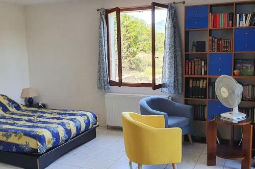 une chambre avec un lit, une chaise et un bureau dans l'établissement Mas provençal avec piscine et tennis, à Ongles