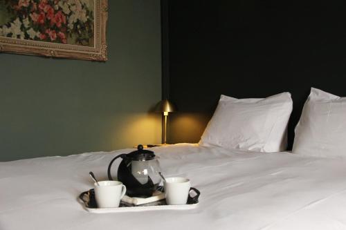 - un plateau/bouilloire et des tasses sur le lit dans l'établissement Henri IV - Parking included - Self check-in, à Chartres