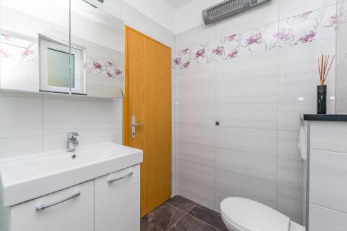Kúpeľňa v ubytovaní Apartments Mladen